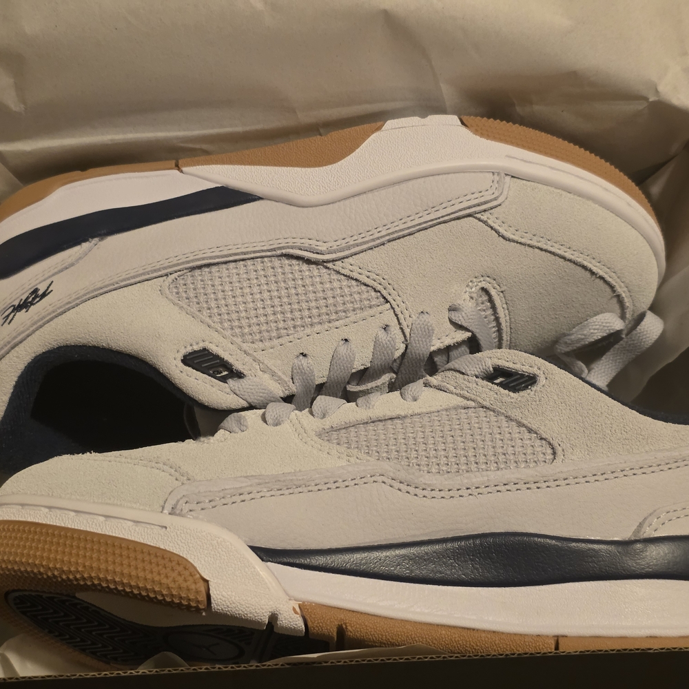 Jordan Flight Court Size 7Y/8.5W - Brand NEW in Box